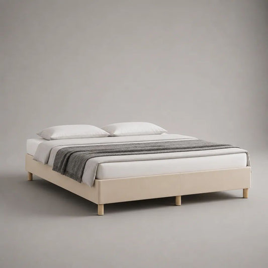Polsterbettgestell ohne Kopfteil mit Polyesterbezug und Holzfüßen, Beige/Hellbraun, Liegefläche 180 x 200 cm